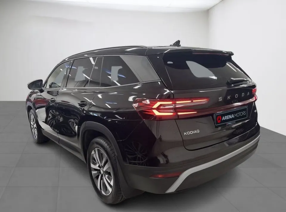Škoda Kodiaq, pogled sa lijeve zadnje strane, LED stopke i oznaka modela