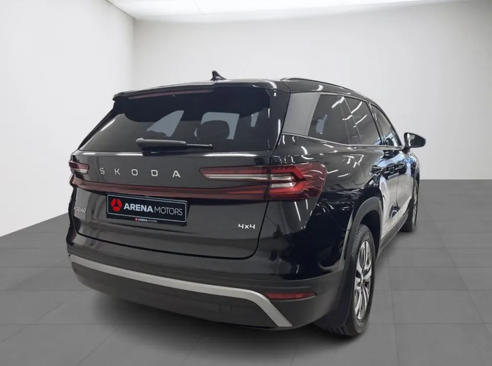 Škoda Kodiaq crne boje, zadnji dio i desna strana, oznaka 4x4 na hauби