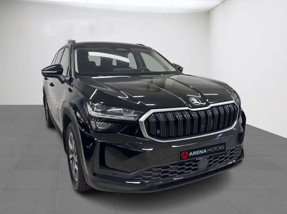 Škoda Kodiaq crne boje, prednji dio i desna strana, maska i LED farovi
