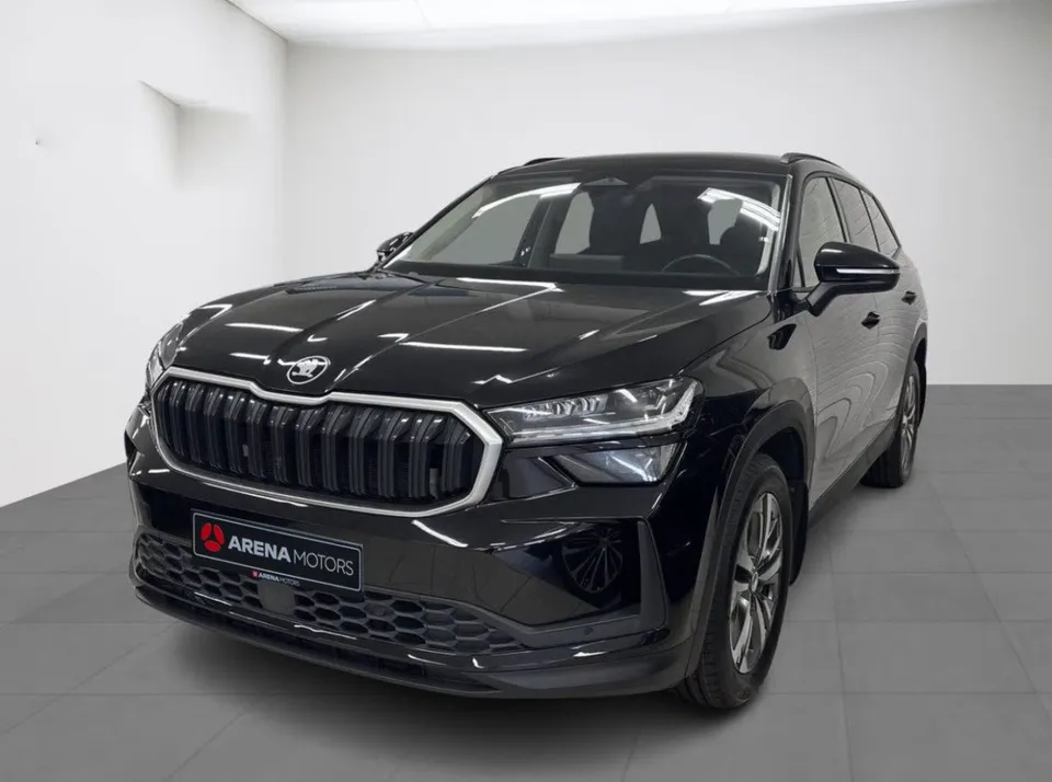 Škoda Kodiaq crne boje, pogled sprijeda i s lijeve strane, u izložbenom prostoru