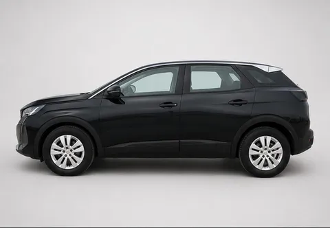 Peugeot 3008 crne boje, lijevi bok vozila s aluminijskim felgama