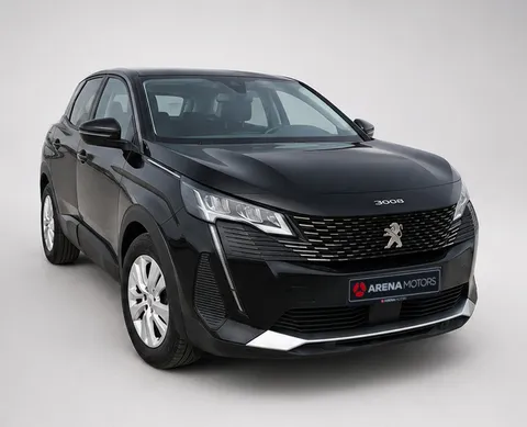 Peugeot 3008 crne boje, prednji i bočni pogled s desne strane, vidi se prednja maska i LED farovi