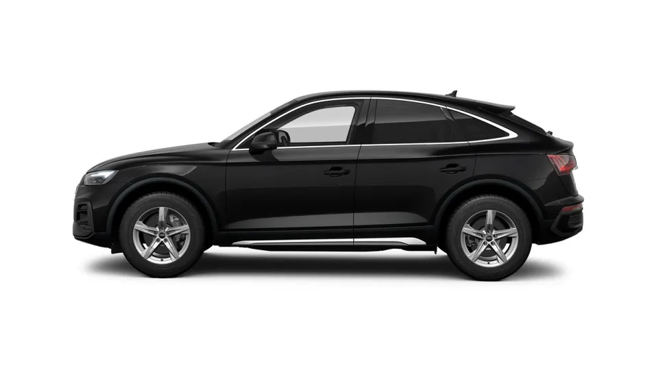 Audi Q5 Sportback, bočni profil crne karoserije s petokrakim alu felgama
