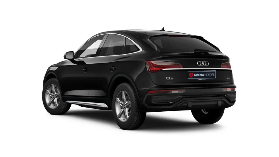 Audi Q5 Sportback, pogled odostraga sa strane, crna karoserija i LED stop svjetla