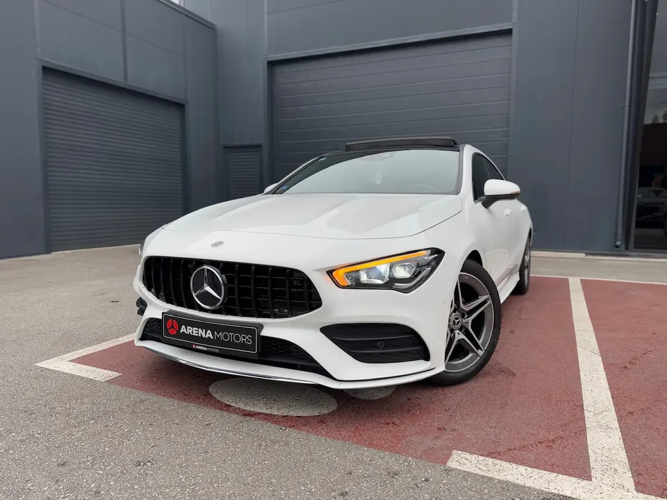 Mercedes-Benz CLA 200 Coupe bijele boje, prednji ugao s LED farom i rešetkom s AMG dizajnom