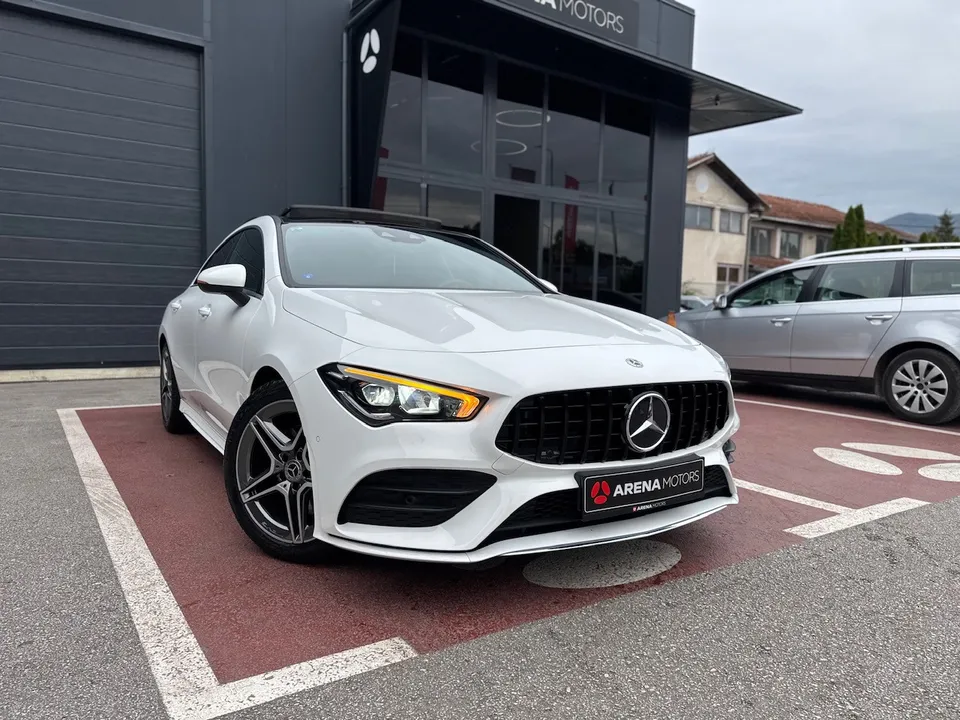Bijeli Mercedes-Benz CLA 200 Coupe, prednji desni ugao ispred salona