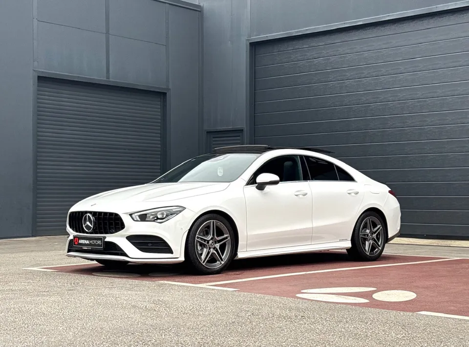 Bijeli Mercedes-Benz CLA 200 Coupe, prednji bočni pogled s lijeve strane, AMG felge i otvoren krovni otvor
