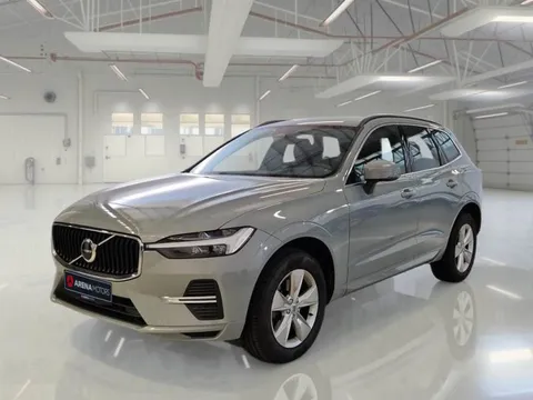 Volvo XC 60 siva boja, prednji lijevi ugao u svijetloj hali salona