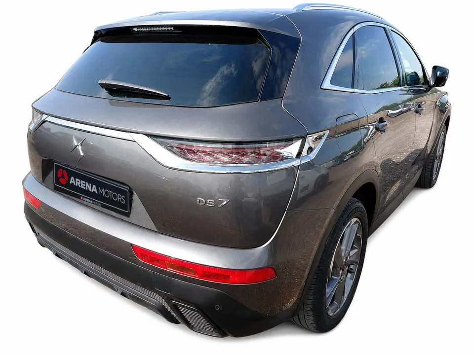 DS7 Crossback, zadnji desni ugao s oznakom DS7 i zadnjim senzorima