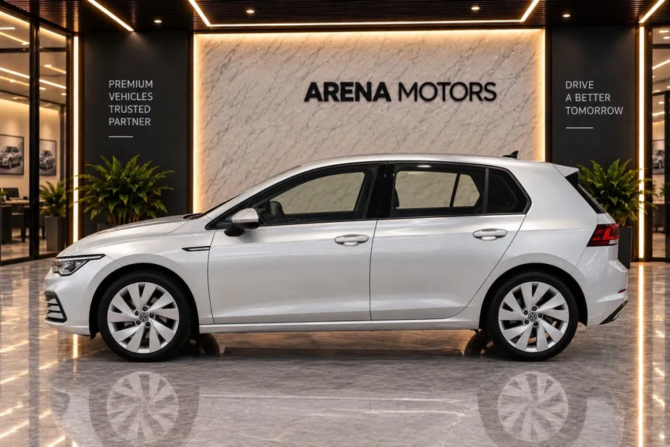 Lijevi bok sivog Volkswagena Golf 8 s aluminijskim felgama