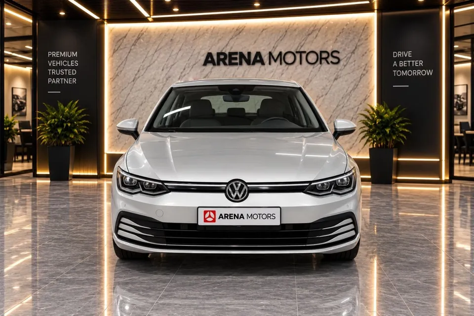 Prednja strana sivog Volkswagena Golf 8 s LED farovima i VW znakom
