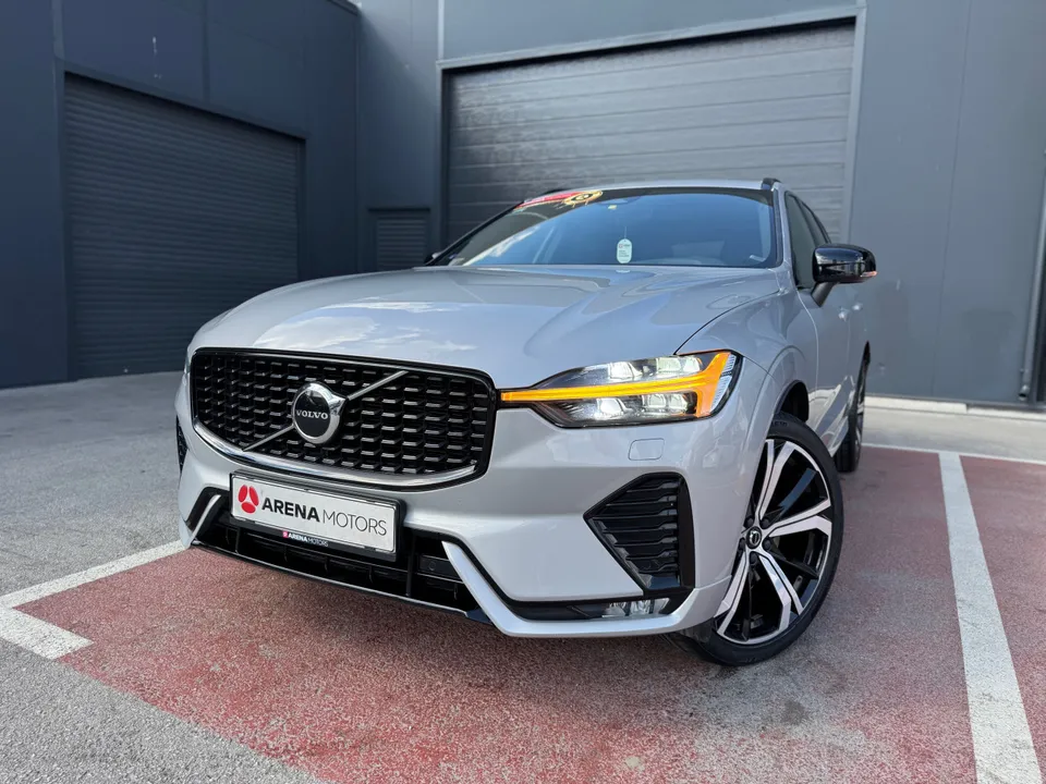 Volvo XC60 srebrne boje, prednji dio s crnom maskom i LED farom, snimljen sa blage visine