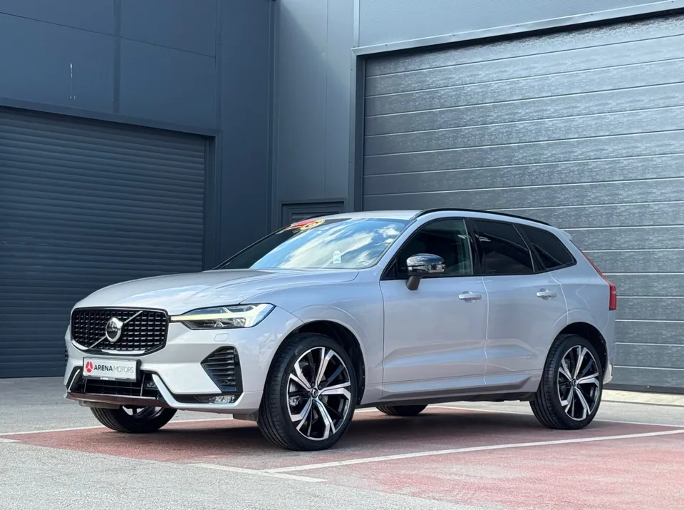 Volvo XC60 R Design, srebrni SUV, prednji bočni pogled s lijeve strane ispred sivih garažnih vrata