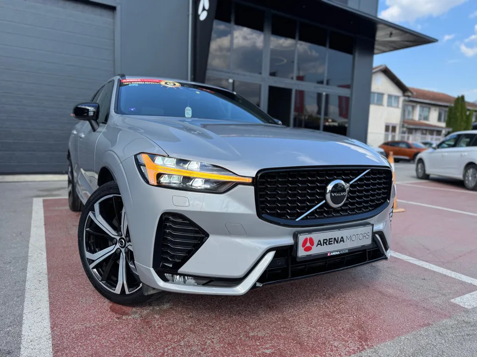 Volvo XC60 srebrni, prednji desni ugao, vidljiva velika alu felga i LED far ispred salona
