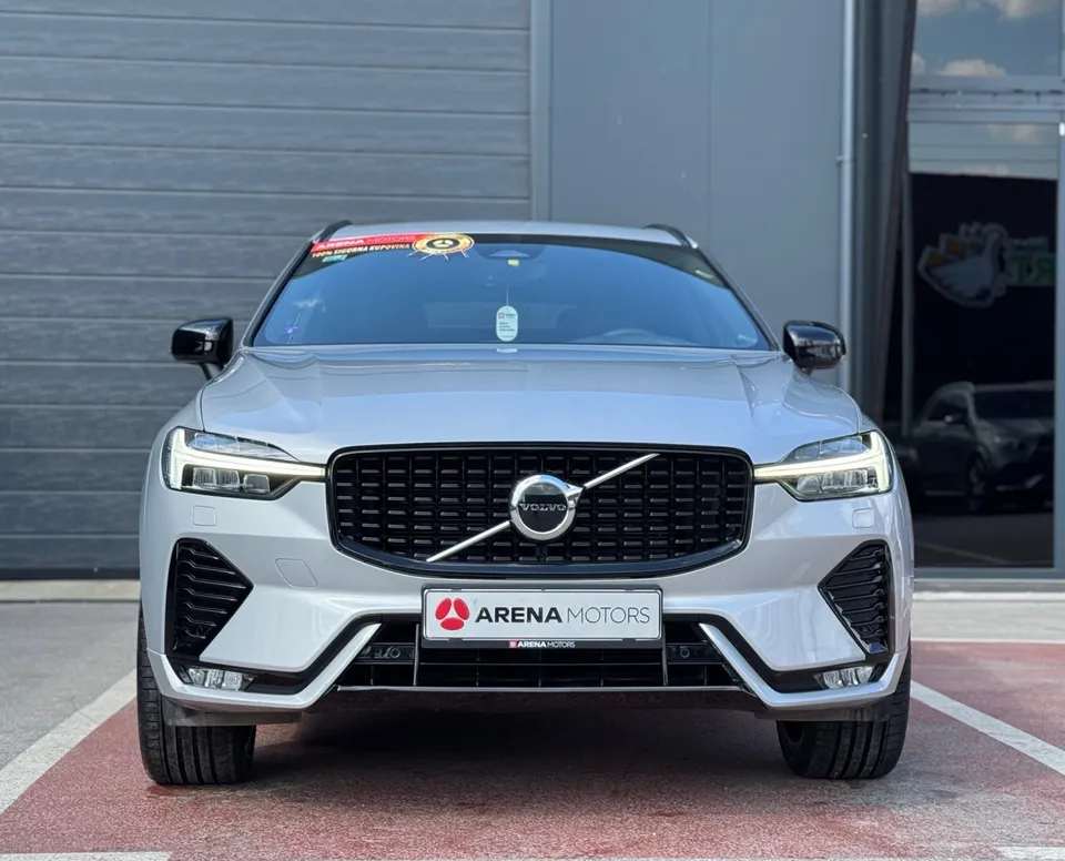 Volvo XC60 gledan ravno sprijed: crna maska s Volvo znakom, LED svjetla i branik