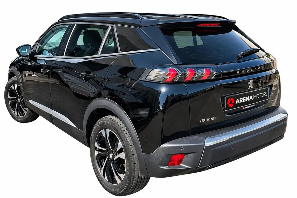 Peugeot 2008 crne boje, zadnji lijevi ugao, bočni profil i aluminijske felge