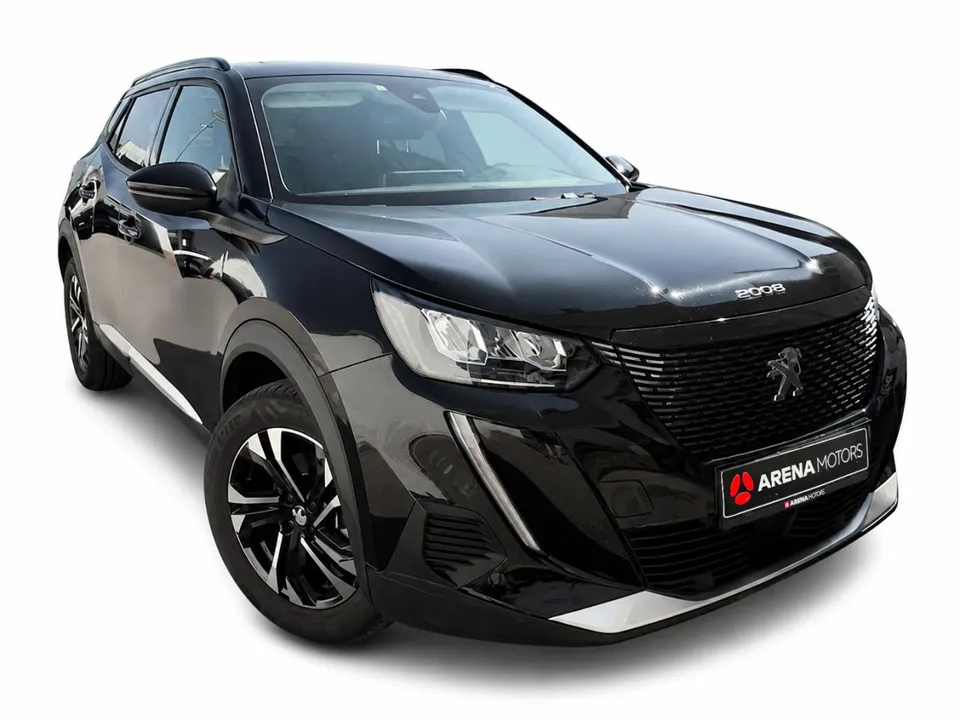 Peugeot 2008 crne boje, prednji desni ugao sa aluminijskom felgom i LED svjetlima