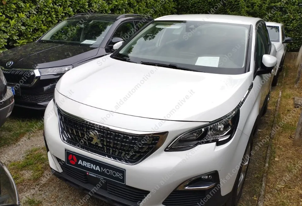 Peugeot 3008 bijeli, prednji dio i maska, parkiran na otvorenom pored drugih vozila
