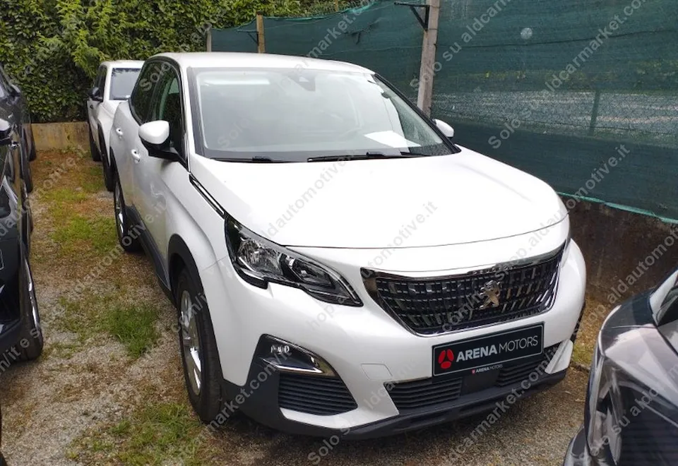 Peugeot 3008 bijele boje, prednji lijevi ugao, parkiran na šljunku ispred zelene ograde