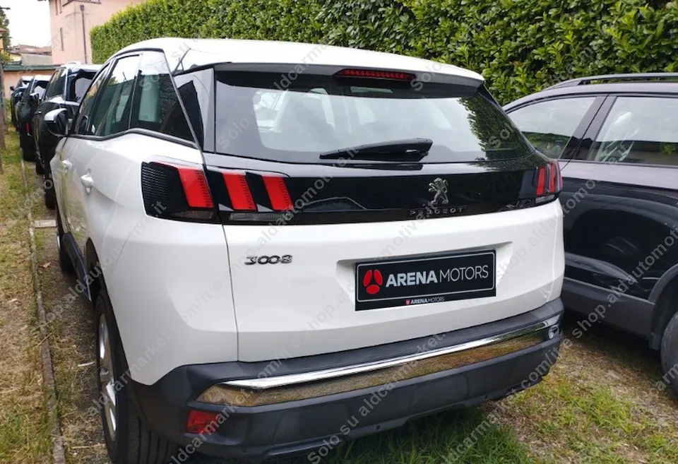 Peugeot 3008 bijeli, pogled otpozadi sa strane, vidljiva zadnja svjetla i hromirana lajsna branika