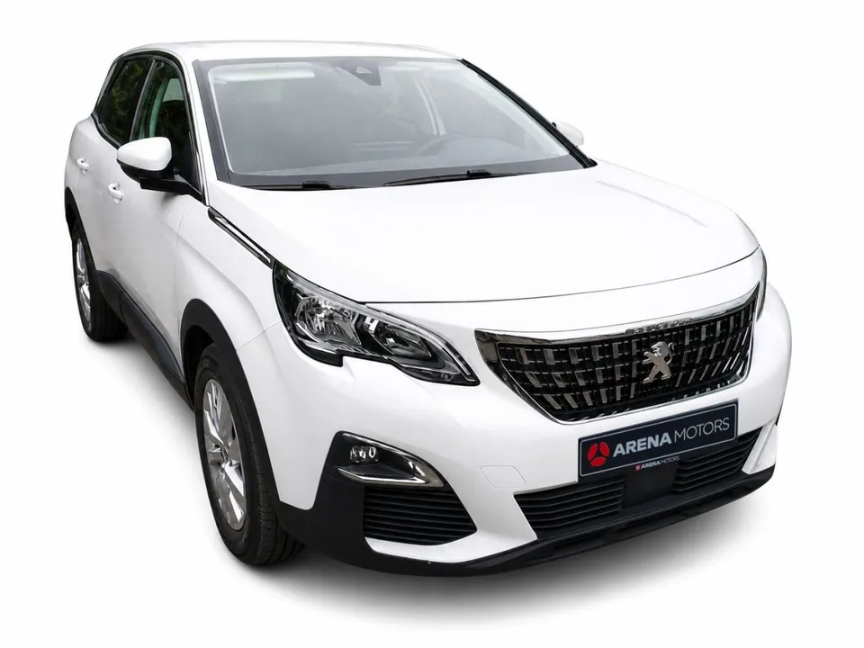 Peugeot 3008 bijele boje, pogled sprijeda sa strane, vidljiva prednja maska i prednja svjetla