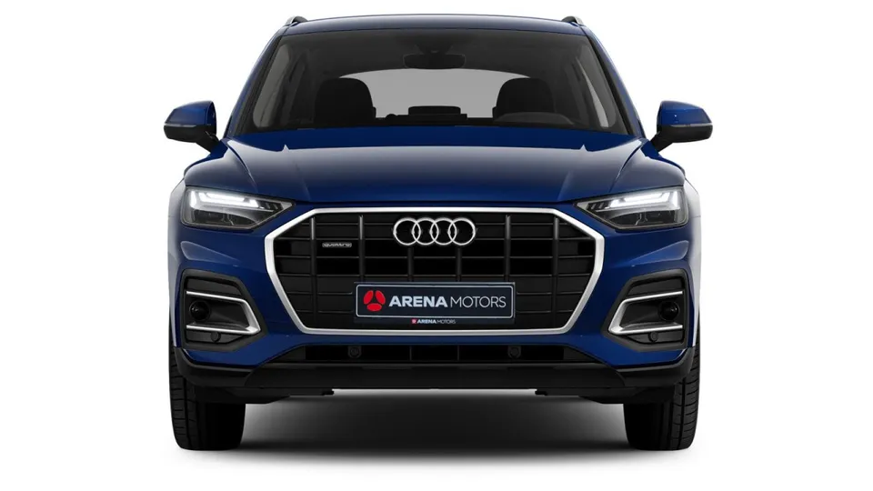 Audi Q5 plave boje, pogled sprijeda s rešetkom, quattro oznakom i LED farovima