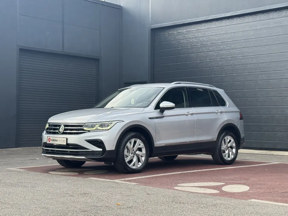 Volkswagen Tiguan u sivoj boji, prednji lijevi bočni pogled, parkiran ispred sive hale