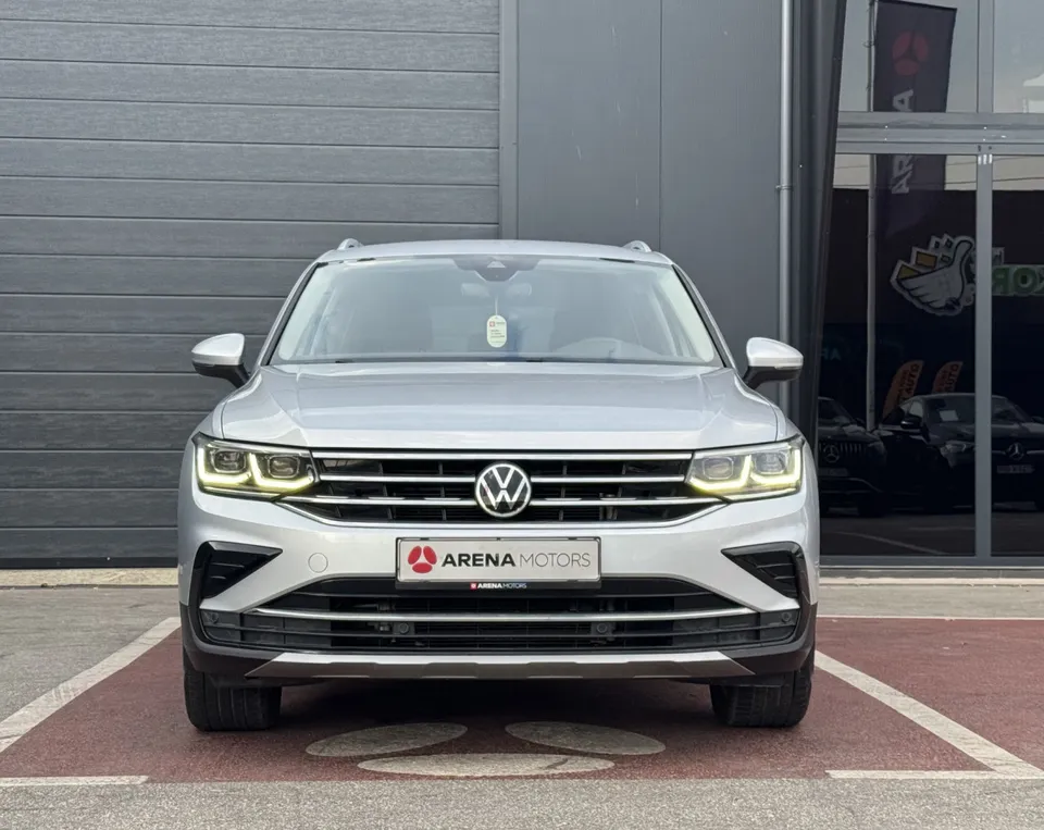 Volkswagen Tiguan, pogled sprijeda na masku, LED svjetla i branik, siva boja
