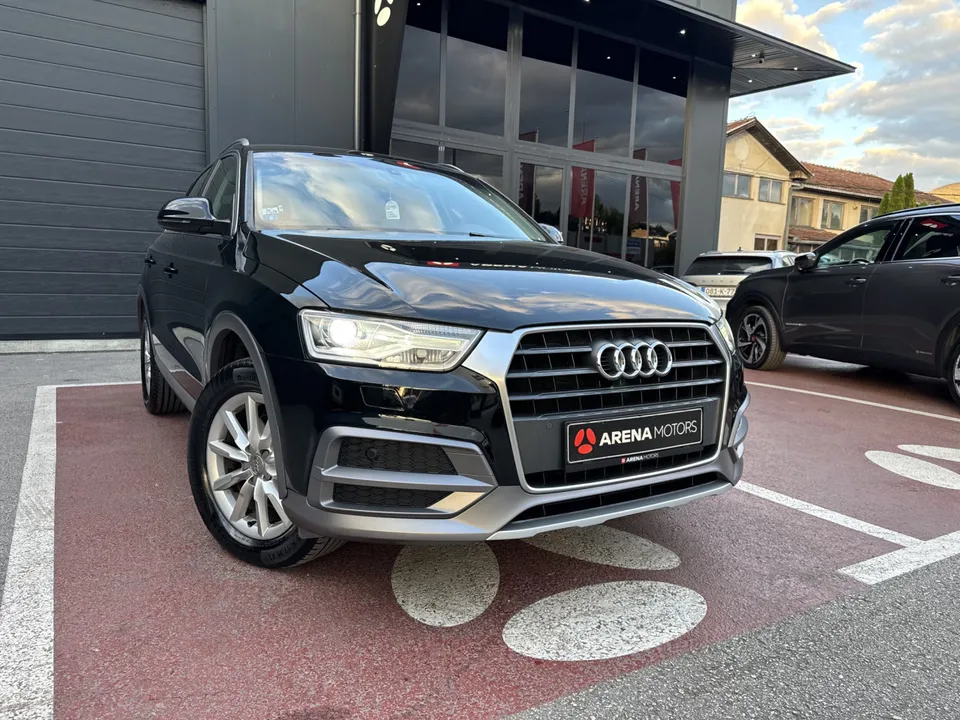 Audi Q3 crne boje, prednji lijevi ugao ispred salona