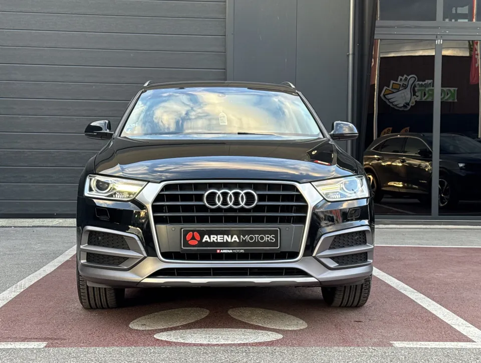 Audi Q3 pogled direktno sprijeda, rešetka s logom i Bi-Xenon farovi