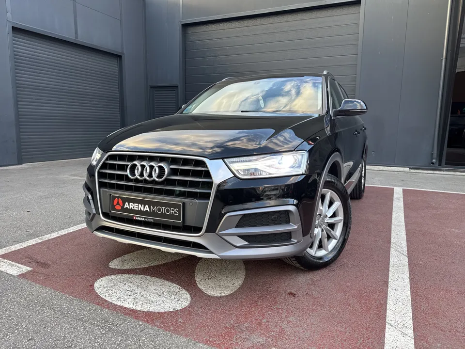 Audi Q3 crne boje, prednji dio s rešetkom i farovima, pogled iz blizine