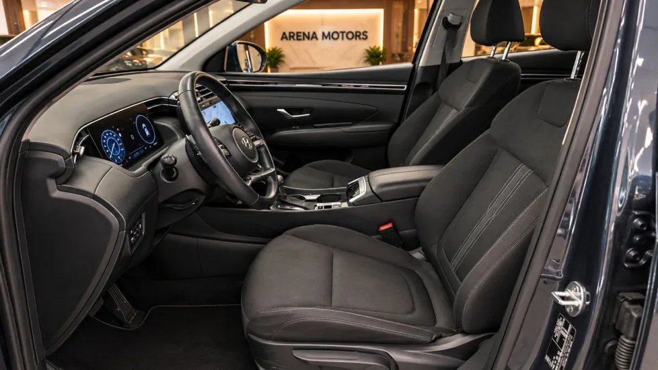 Prednja sjedišta u crnom platnu i volan Hyundai Tucson