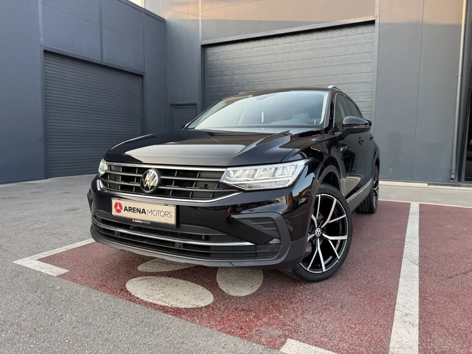 Crni Volkswagen Tiguan, prednji lijevi ugao s maskom, LED svjetlima i aluminijskim felgama