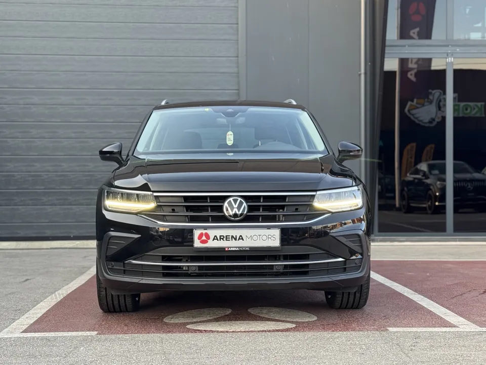 Crni Volkswagen Tiguan snimljen sprijeda, vidljivi maska s VW znakom i LED svjetla