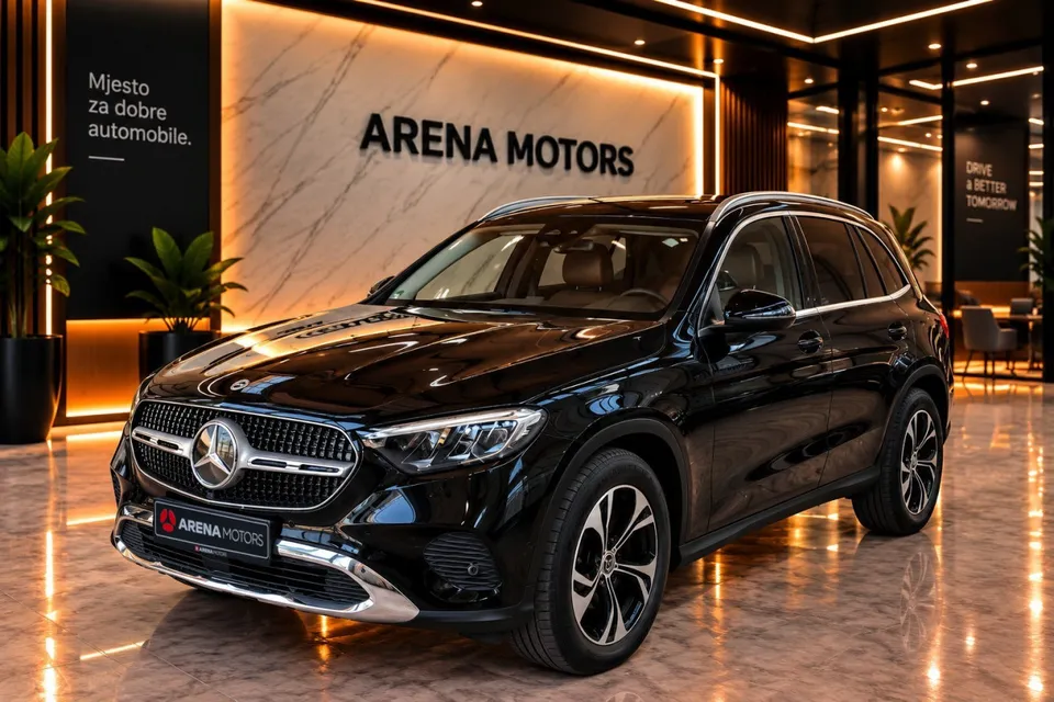 Crni Mercedes-Benz GLC 300 de, prednji lijevi ugao, u izložbenom prostoru salona