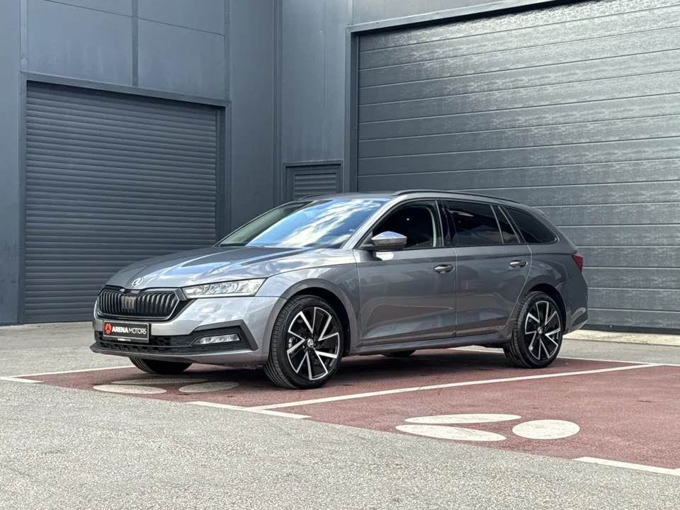 Škoda Octavia Karavan siva, pogled sprijeda sa lijeve strane, ispred sive hale