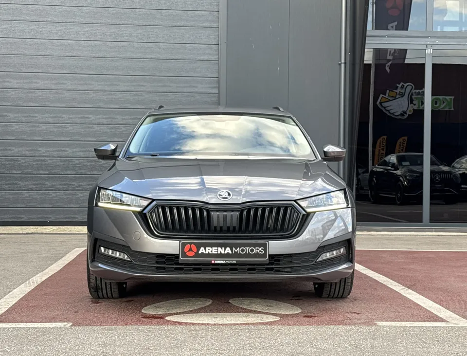 Škoda Octavia Karavan, pogled direktno sprijeda na masku i prednja svjetla