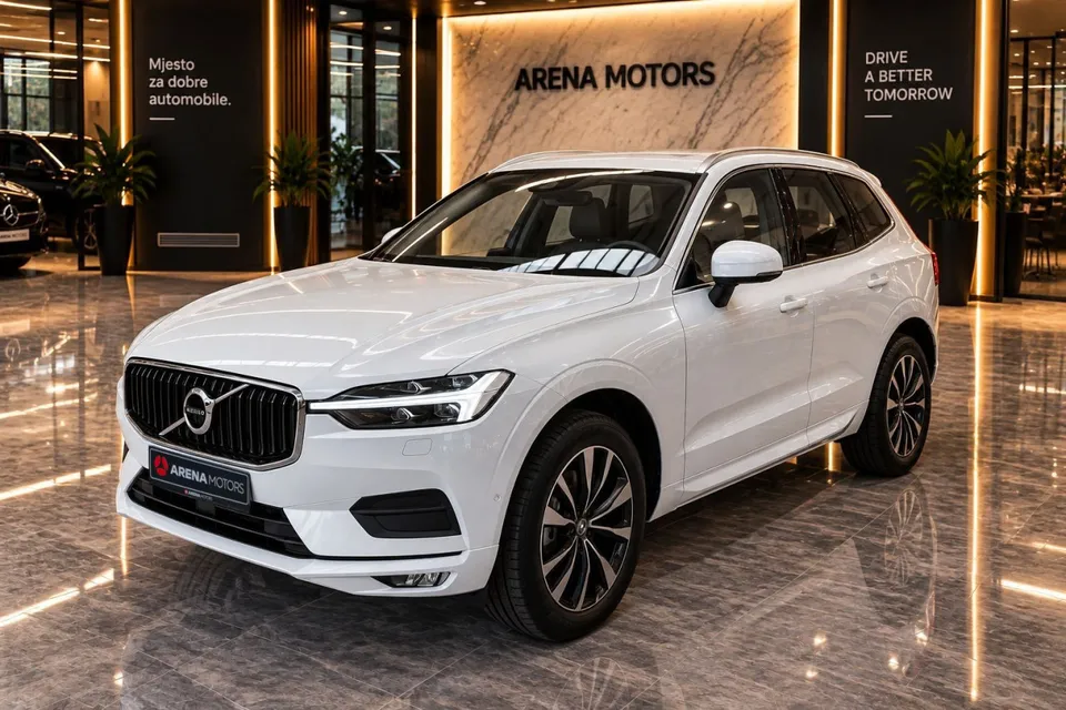 Bijeli Volvo XC60, prednji lijevi ugao, LED svjetla i alu felge u izlogu salona