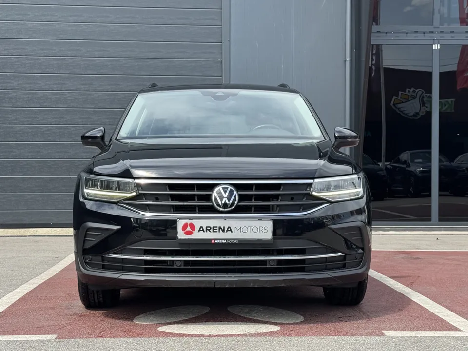 Crni Volkswagen Tiguan, pogled sprijeda, maska s VW logom i LED svjetla