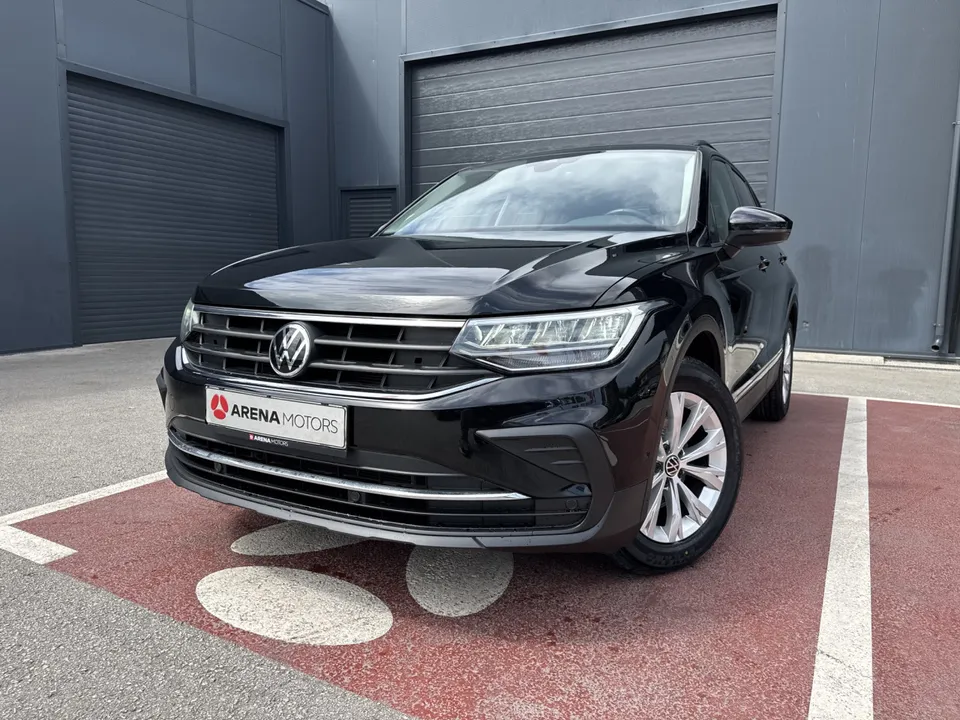 Crni Volkswagen Tiguan, prednji lijevi ugao, prednja maska, LED far i alu felga