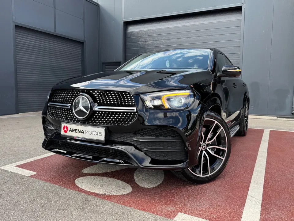 Mercedes-Benz GLE Coupe crne boje, prednja maska, LED far i AMG felga izbliza