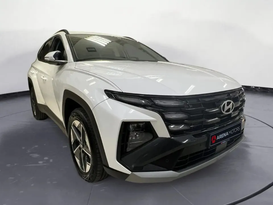 Hyundai Tucson bijele boje, prednji desni ugao s aluminijskom felgom
