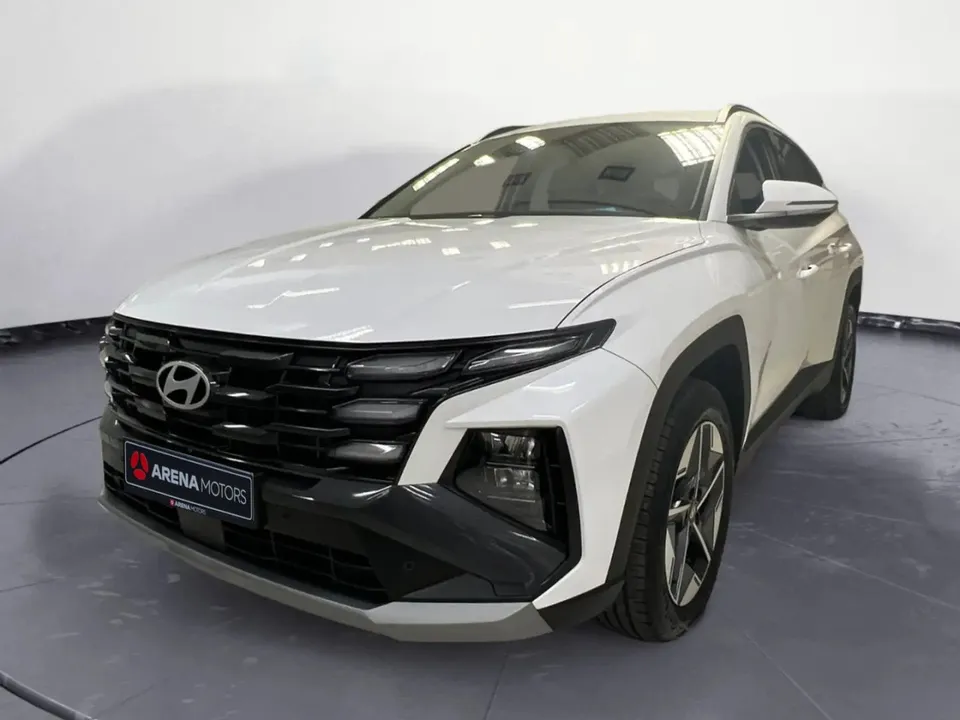 Hyundai Tucson bijele boje, prednji lijevi ugao, u salonu