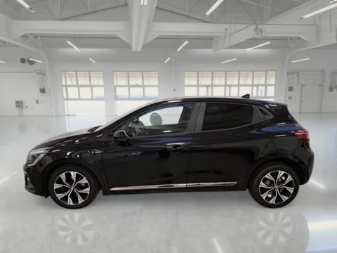 Crni Renault Clio, lijeva bočna strana s aluminijskim felgama