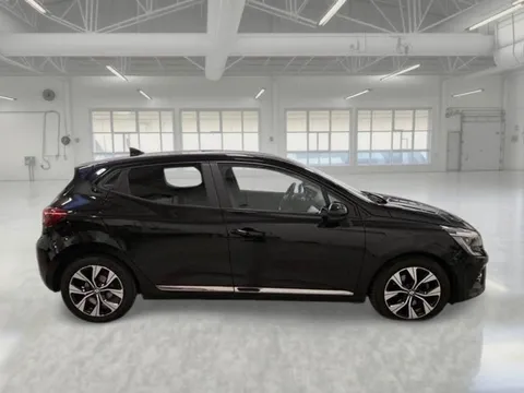 Crni Renault Clio, desna bočna strana s aluminijskim felgama