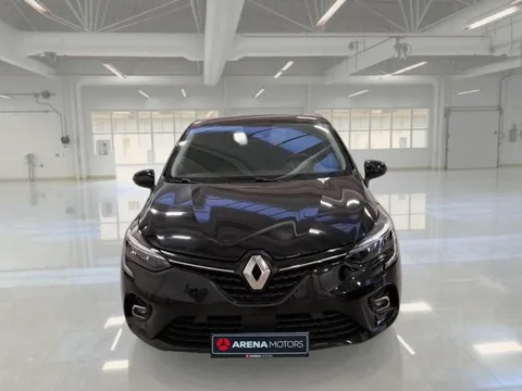 Renault Clio crne boje, pogled sprijeda s prednjim farovima i maskom