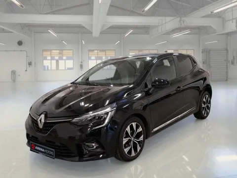 Crni Renault Clio, prednji lijevi ugao, u prostoriji salona
