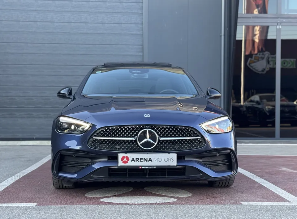 Mercedes-Benz C 220 d plave boje, pogled sprijeda na masku hladnjaka i prednji branik