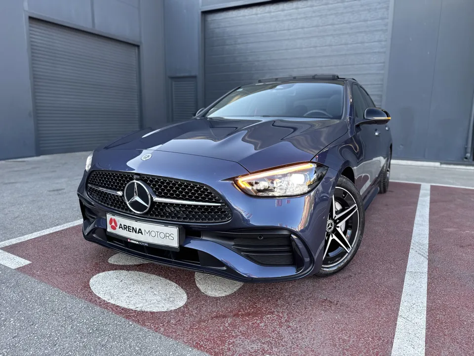 Mercedes-Benz C 220 d u plavoj boji, prednji pogled odozgo sa upaljenim LED farovima