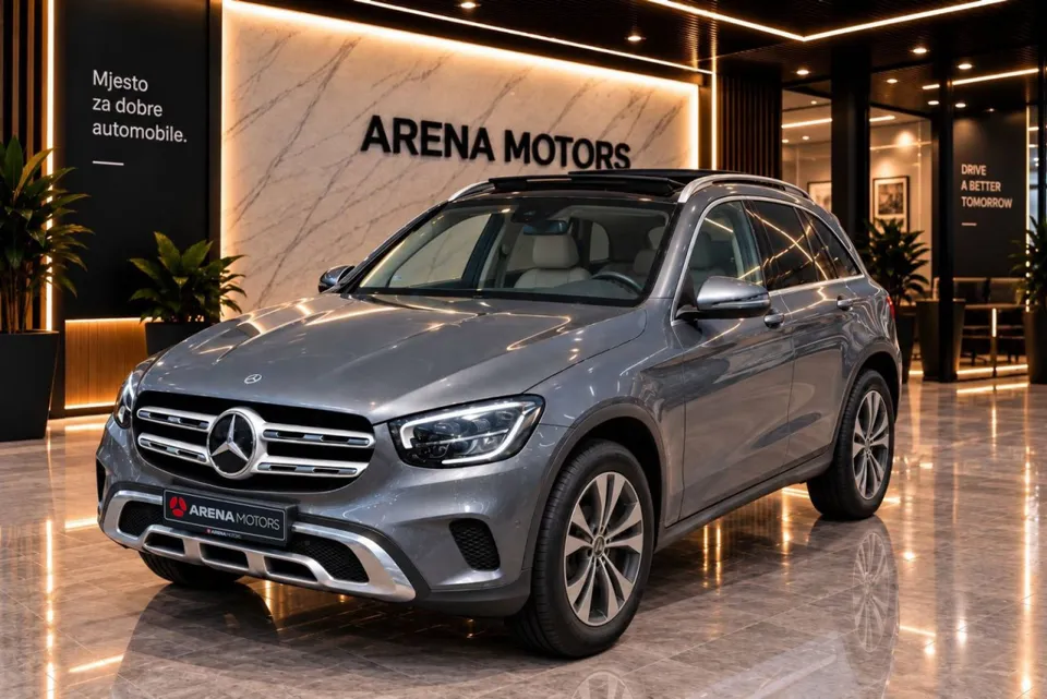 Siva Mercedes-Benz GLC 220 d, prednji lijevi ugao, LED svjetla i alu felge u izložbenom prostoru